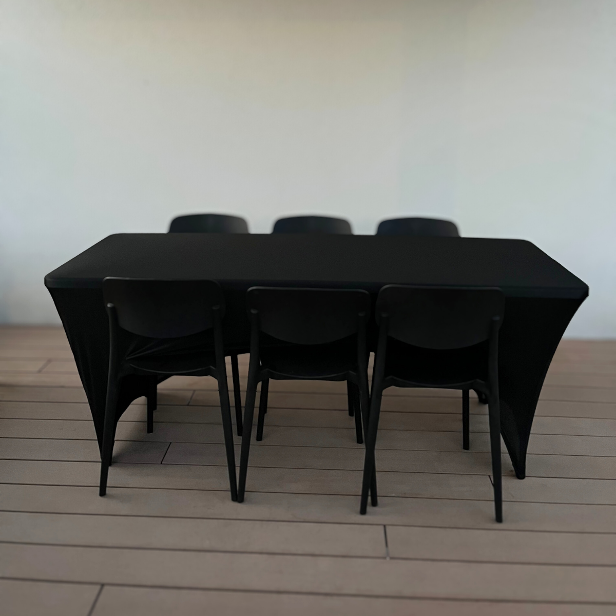 Chaises et tables en plastiques avec housses - Agence LDMN (1)