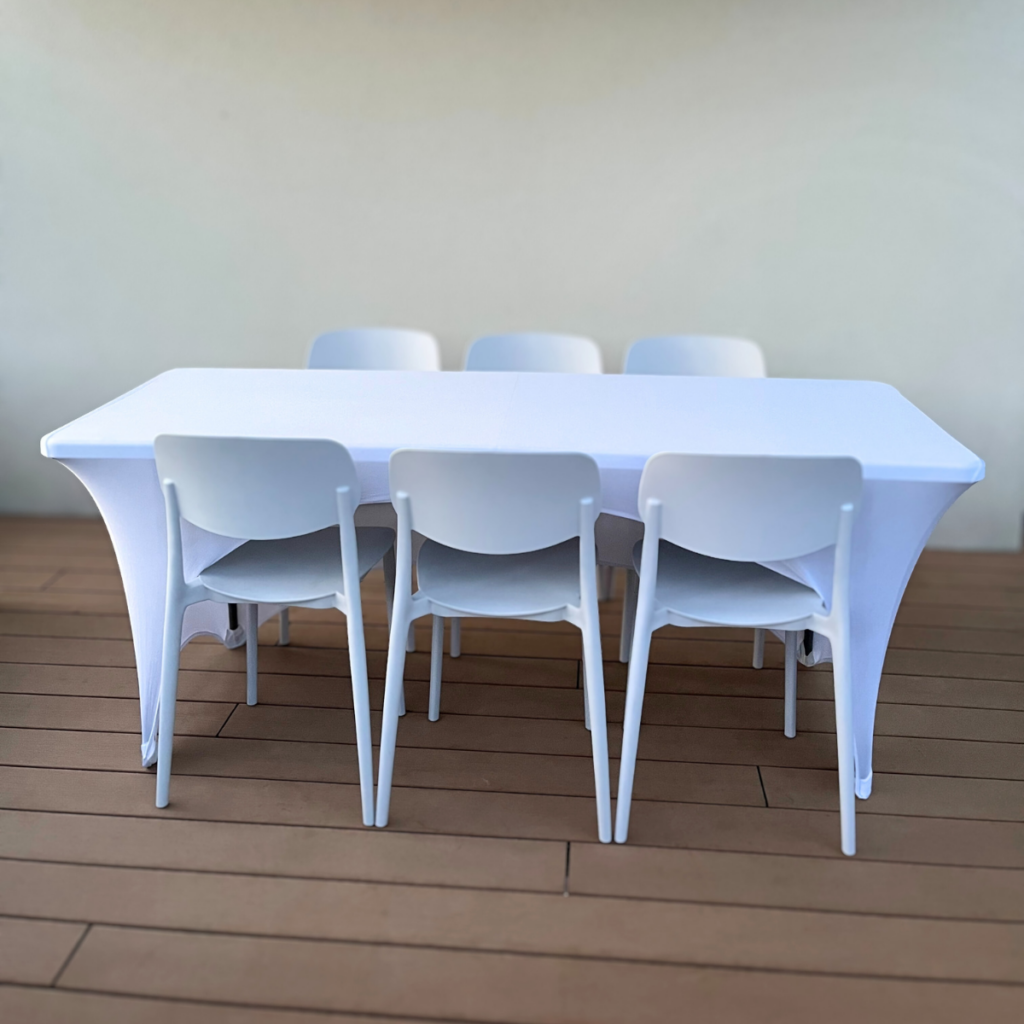 Chaises et tables en plastiques avec housses - Agence LDMN (2)