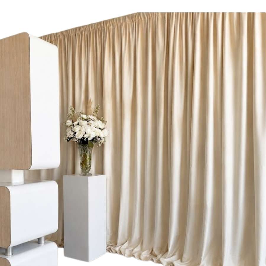 Location d'un fond drapé pour un mariage près de Ifs par l'Agence LDMN